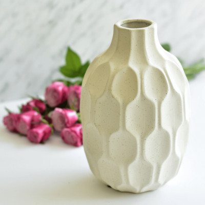 Wazon na kwiaty ceramiczny ornament kremowy 26 cm