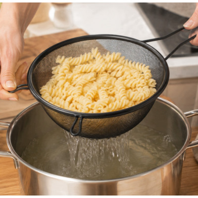 Czarne sitko kuchenne z uchwytem 24 cm
