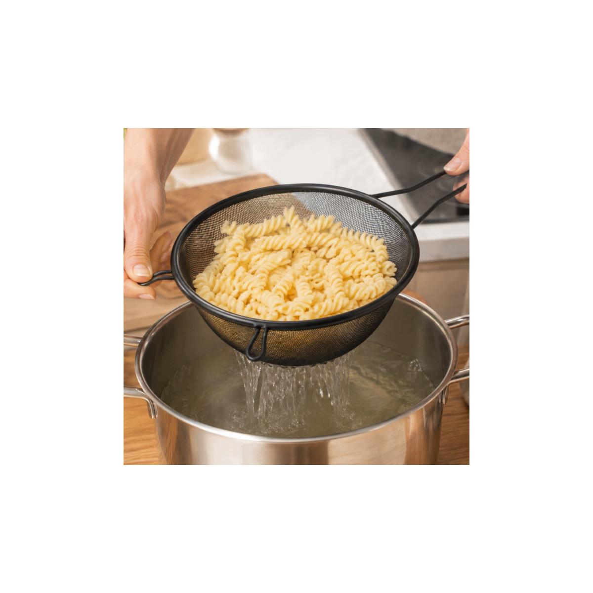 Czarne sitko kuchenne z uchwytem 24 cm