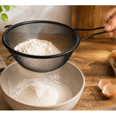 Czarne sitko kuchenne z uchwytem 24 cm